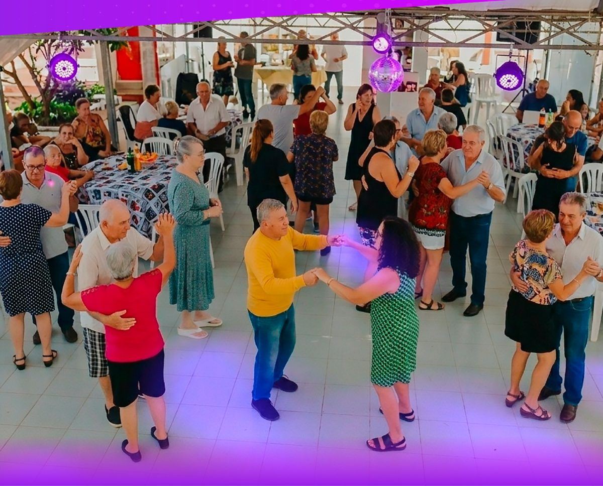 Grupo bailando en el recinto